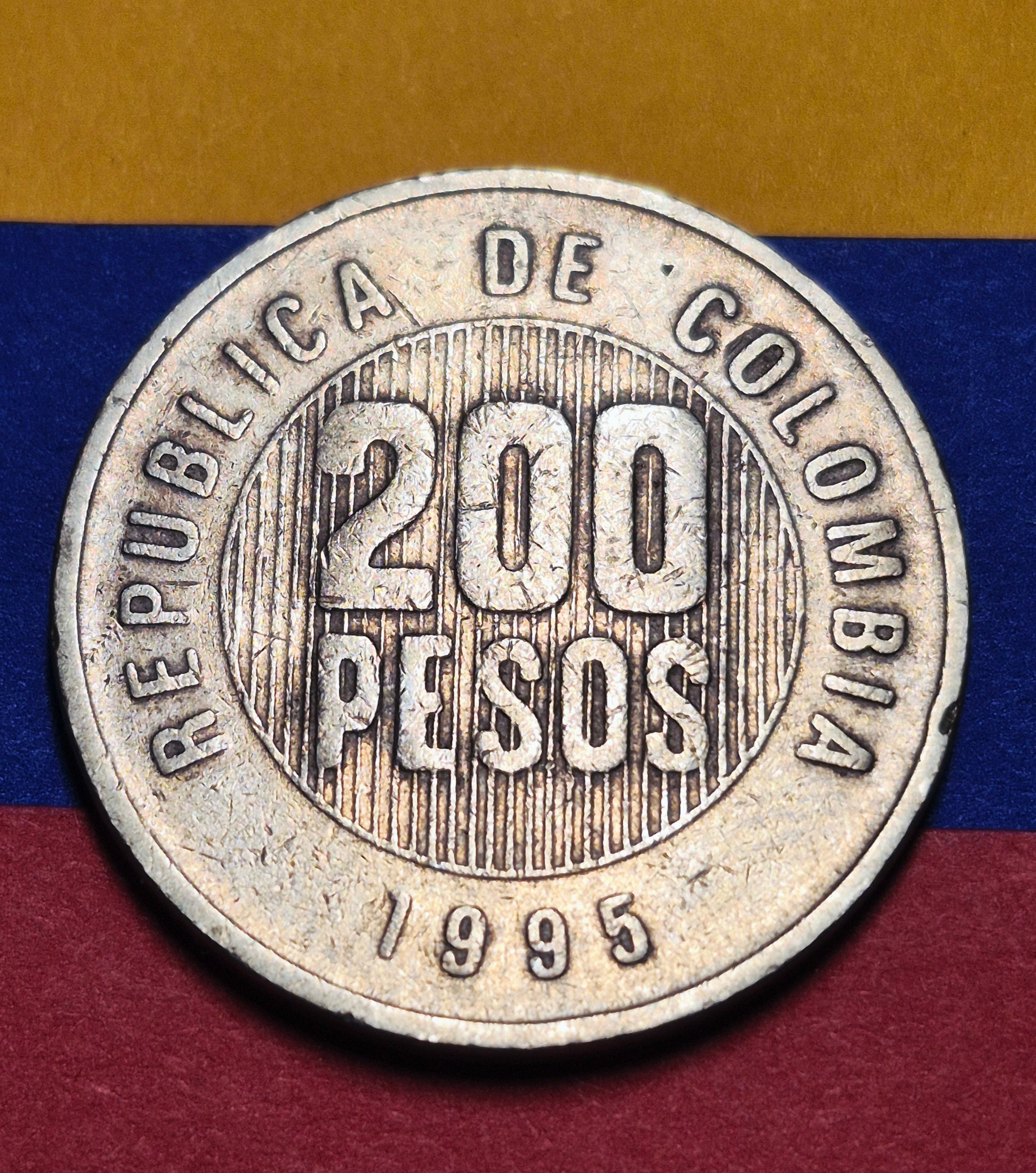 1995 Republic of Colombia 200 Pesos — Modern Era — Quimbaya Spindlewheel — Fine to Fine+
