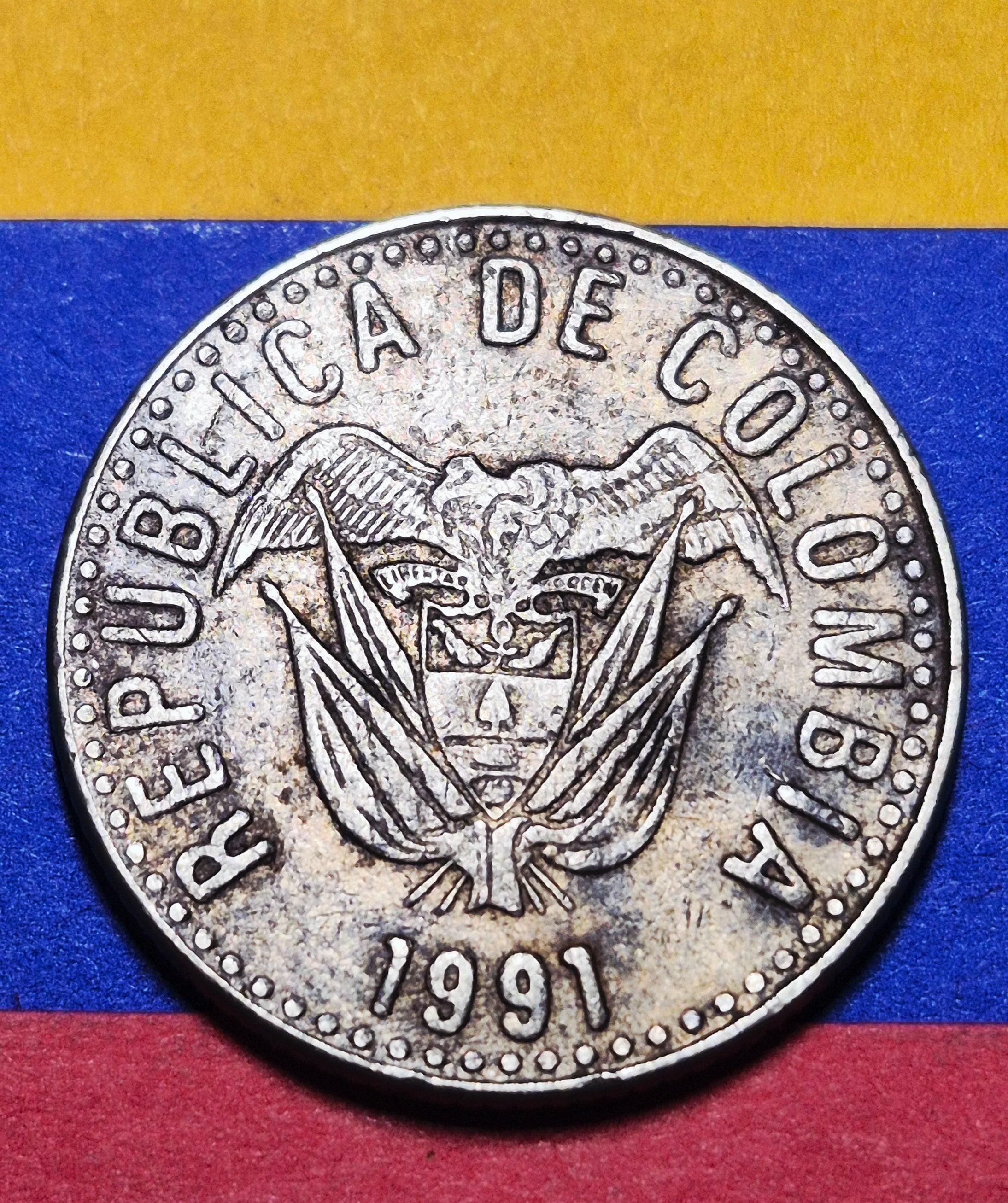 1991 Republic of Colombia 10 Pesos — Cold War Era — Coat of Arms — Fine