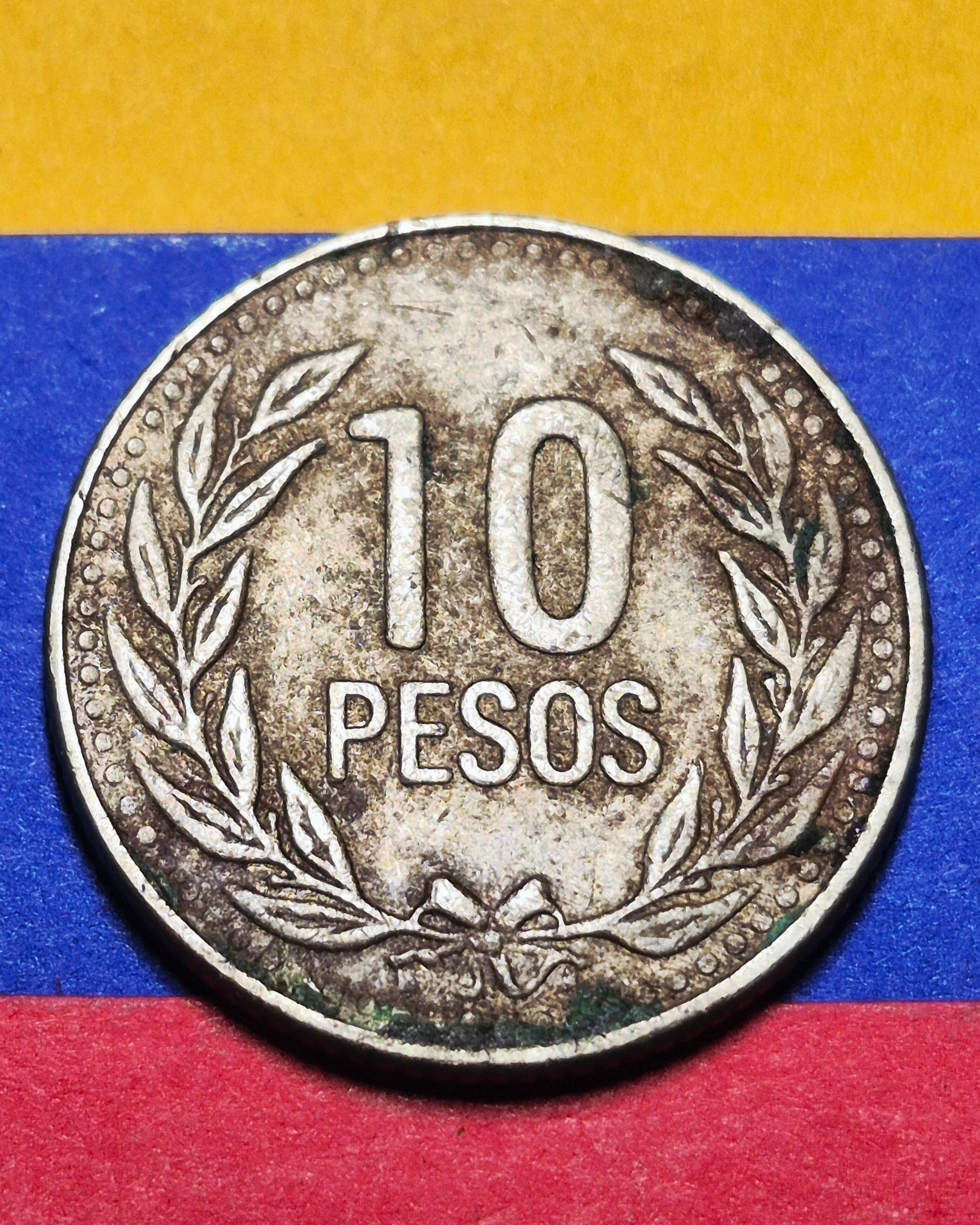 1991 Republic of Colombia 10 Pesos — Cold War Era — Coat of Arms — Fine