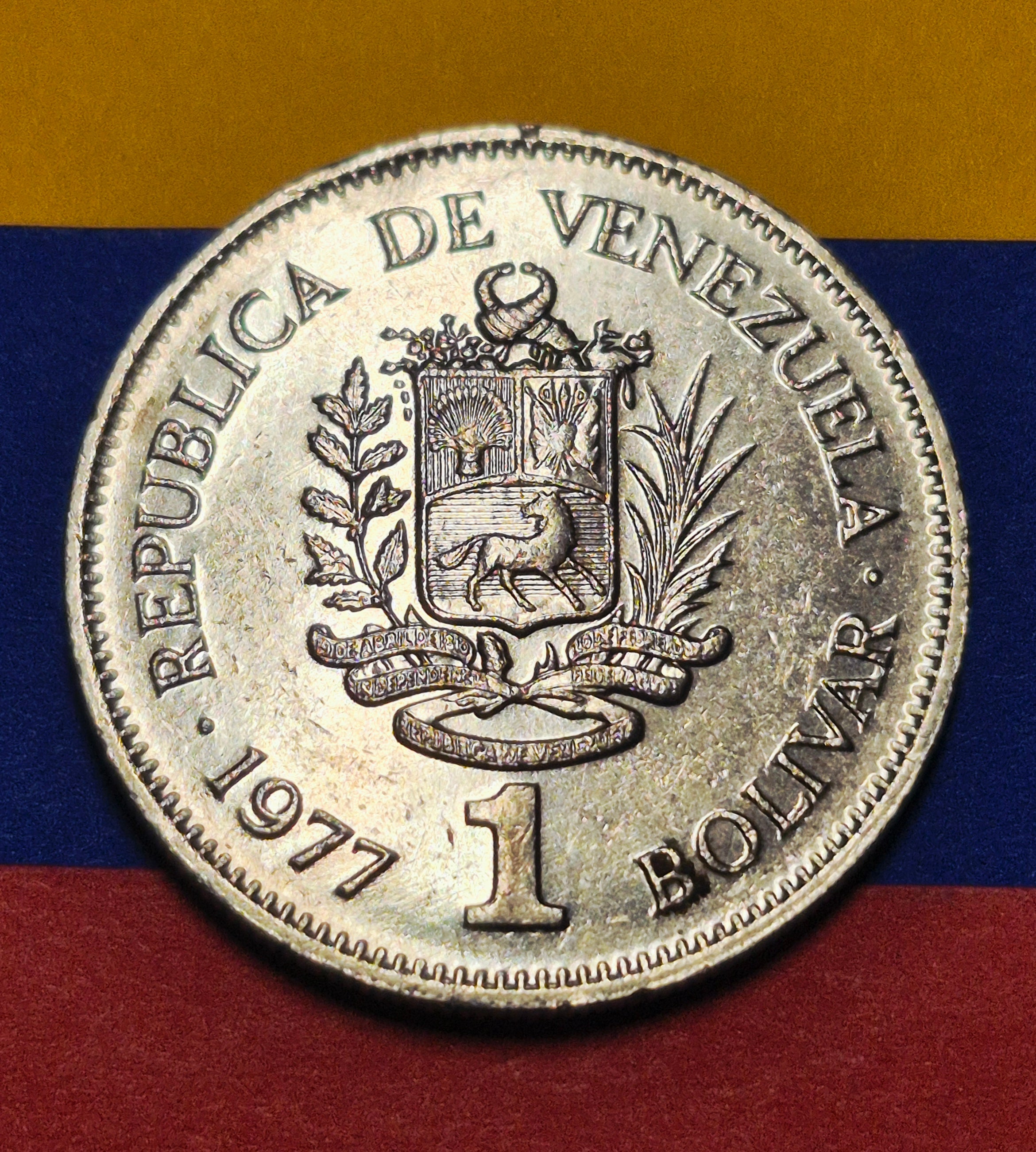 1977 Republic of Venezuela 1 Bolivar — Cold War Era — Simon Bolivar Portrait — Extremely Fine