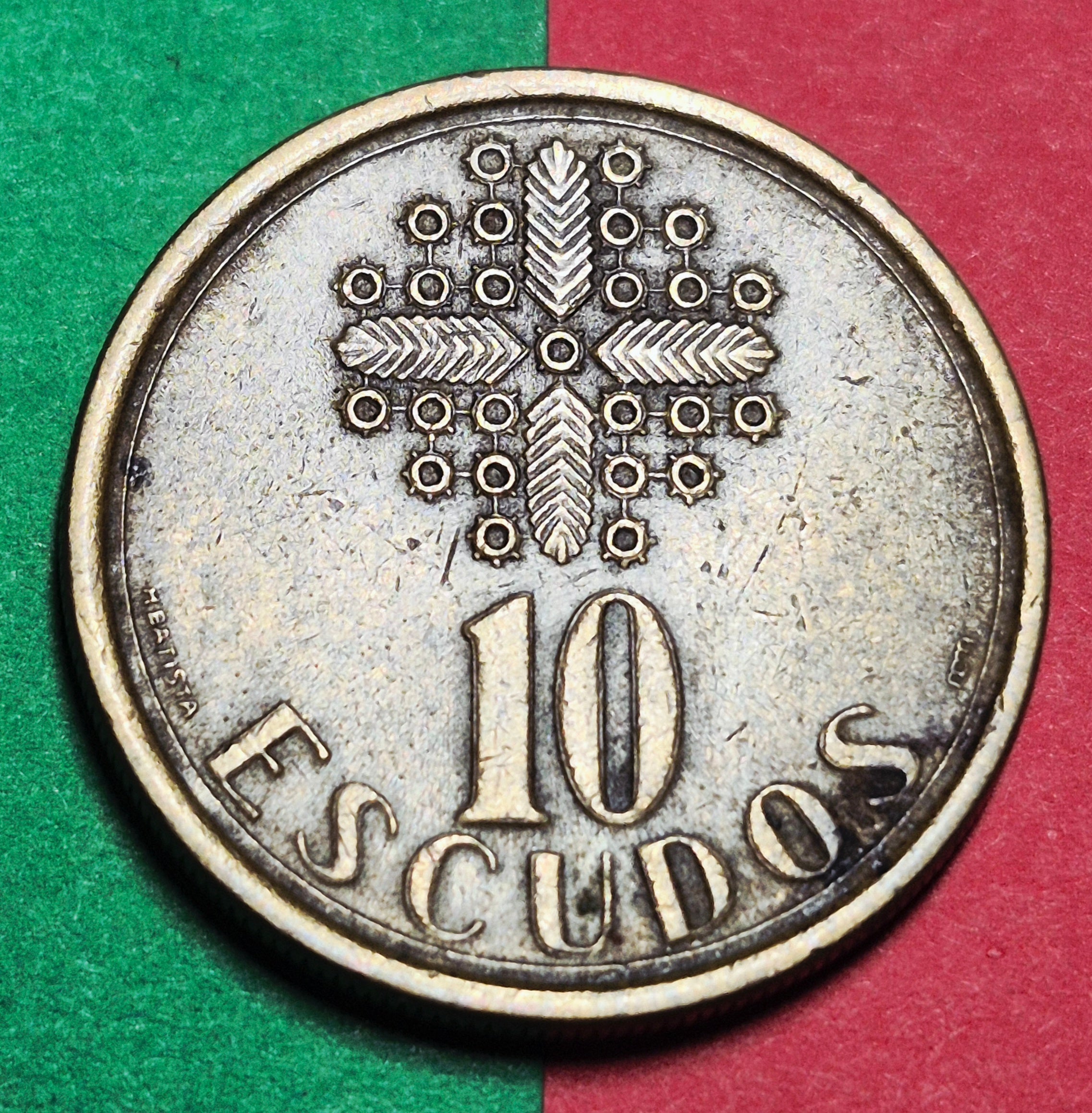 1990 Portuguese Republic 10 Escudos — Cold War Era — Coat of Arms — VF+ to EF